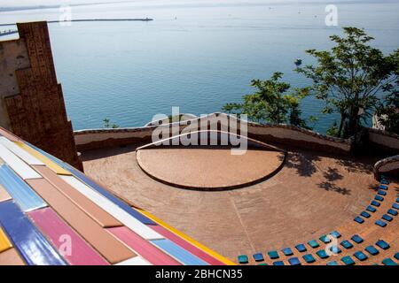 Vietri sul Mare,Salerno/Italia - Settembre 25 2018: Villa comunale con elementi tipici della ceramica di Vietri sul mare, Costiera Amalfitana, Salerno, Italia Foto Stock