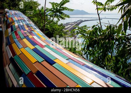 Vietri sul Mare,Salerno/Italia - Settembre 25 2018: Villa comunale con elementi tipici della ceramica di Vietri sul mare, Costiera Amalfitana, Salerno, Italia Foto Stock