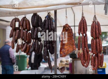 Salumi e salsicce in vendita presso il mercato agricolo settimanale di Ribadesella, Asturie, Spagna settentrionale Foto Stock