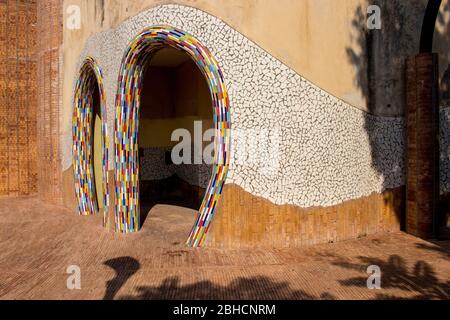 Vietri sul Mare,Salerno/Italia - Settembre 25 2018: Villa comunale con elementi tipici della ceramica di Vietri sul mare, Costiera Amalfitana, Salerno, Italia Foto Stock