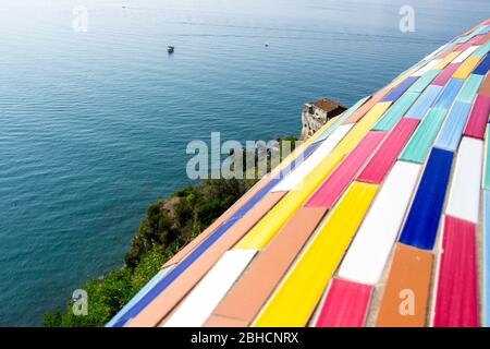 Vietri sul Mare,Salerno/Italia - Settembre 25 2018: Villa comunale con elementi tipici della ceramica di Vietri sul mare, Costiera Amalfitana, Salerno, Italia Foto Stock