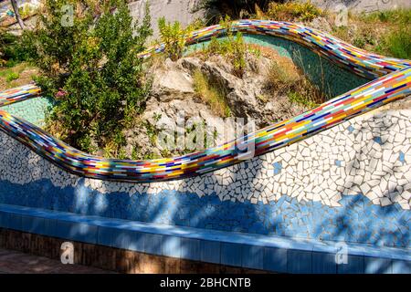 Vietri sul Mare,Salerno/Italia - Settembre 25 2018: Villa comunale con elementi tipici della ceramica di Vietri sul mare, Costiera Amalfitana, Salerno, Italia Foto Stock