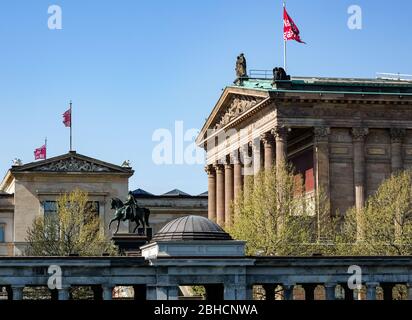 Berlino, Germania. 24 Aprile 2020. Vista sulla Galleria Nazionale e sul Museo Neues. Credit: Jens Kalaene/dpa-Zentralbild/ZB/dpa/Alamy Live News Foto Stock