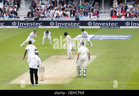 Jonny Bairstow in Inghilterra è catturato a seconda scivolare da Faf du Plessis del Sud Africa durante il giorno due del terzo Investec Test match tra Inghilterra e Sud Africa al ovale a Londra. 28 Lug 2017 Foto Stock