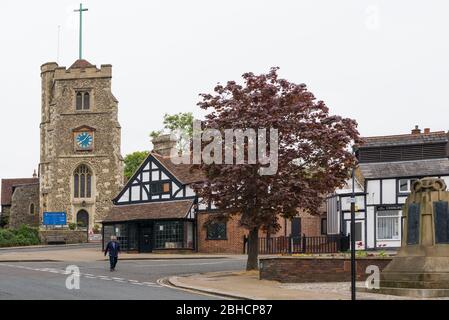 Chiesa di San Giovanni Battista visto da High Street, Pinner, Middlesex, Inghilterra, Regno Unito Foto Stock