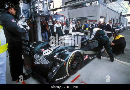 Bentley Speed 8 numero di auto 7, Brundle, Ortelie e Smith che prendono parte alla gara di le Mans 2001 24 ore Foto Stock