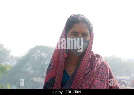 donna indiana che indossa maschera facciale Foto Stock