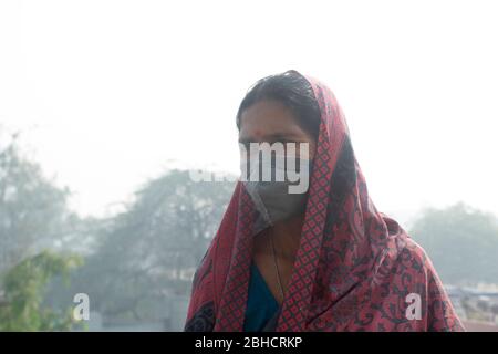 donna indiana che indossa maschera facciale Foto Stock