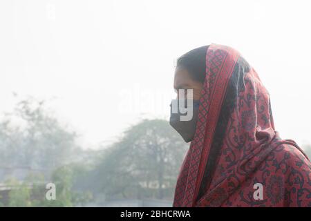 donna indiana che indossa maschera facciale Foto Stock