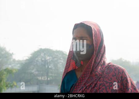 donna indiana che indossa maschera facciale Foto Stock