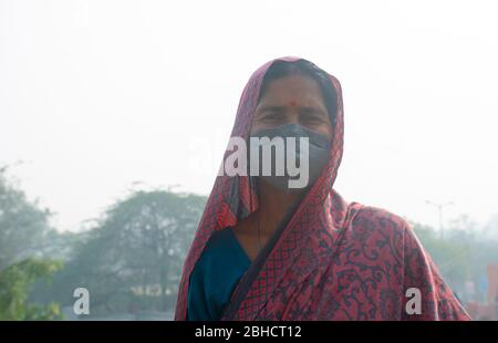 donna indiana che indossa maschera facciale Foto Stock