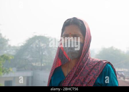 donna indiana che indossa maschera facciale Foto Stock