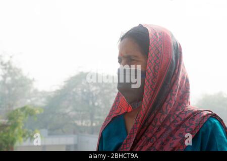 donna indiana che indossa maschera facciale Foto Stock