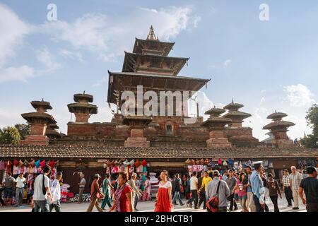 KATHMANDU, NEPAL - 29 SETTEMBRE 2012: Mercato e folla di persone locali e turisti alle mura dell'antico tempio Taleju in Piazza Durbar a Kathman Foto Stock