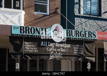 Sydney, Australia. Sabato 25 Aprile 2020. Cafe´s e ristoranti sulla spiaggia di Bronte, nei sobborghi orientali di Sydney. Credit Paul Lovelace/Alamy Live News Foto Stock