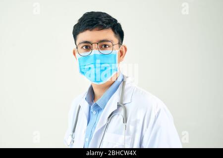 Giovane asiatico in campo medico, con un cappotto bianco e maschera facciale, Foto Stock