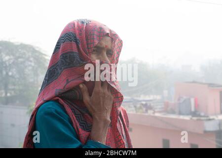 donna che copre il suo viso con saree come maschera Foto Stock