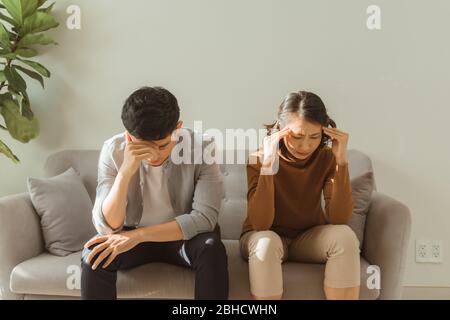 Paio di non parlare dopo una lotta sul divano nel soggiorno di casa Foto Stock