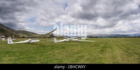 OMARAMA, NUOVA ZELANDA - Novembre 27 2019: Alianti in linea sulla pista al campo aereo di aliante, sparato in luce nuvolosa primavera il 27 2019 novembre a Omara Foto Stock