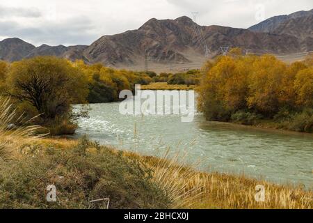 Chu River, confine tra la regione Issyk-Kul e la regione di Naryn in Kirghizistan Foto Stock