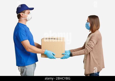 Trasferimento della scatola al cliente in quarantena Foto Stock