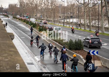 Strada trafficata nel centro di Parigi con molti ciclisti. Foto Stock