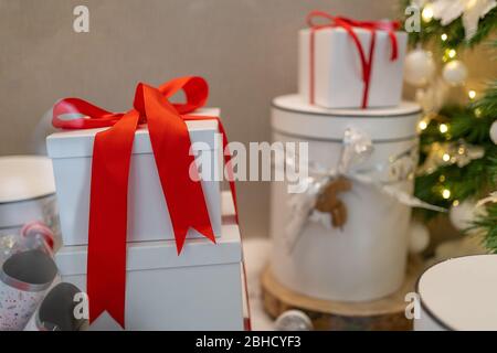 Confezione regalo con nastro rosso su sfondo grigio, regalo di San Valentino Foto Stock