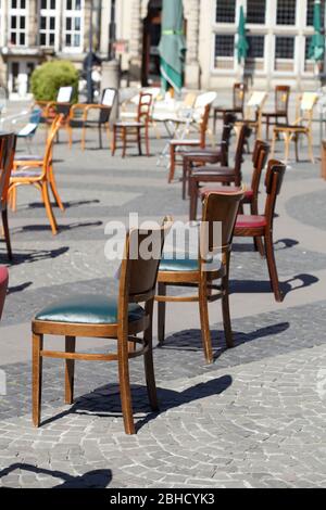 Sedie vuote protesta da parte di albergatori contro la chiusura della corona sulla piazza del mercato di Brema, Brema, Germania, Europa Foto Stock