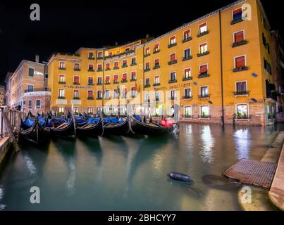 Venezia, Italia - 9 ottobre 2019: Gruppo di gondole ormeggiate di fronte al famoso Cavalletto Hotel nel centro di Venezia, patrimonio mondiale dell'UNESCO, Foto Stock