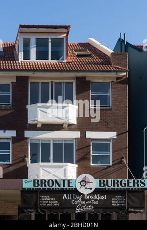 Sydney, Australia. Sabato 25 Aprile 2020. Cafe´s e ristoranti sulla spiaggia di Bronte, nei sobborghi orientali di Sydney. Credit Paul Lovelace/Alamy Live News Foto Stock