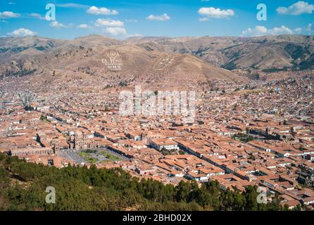 Paesaggio urbano di Cuzco, Perù, il centro della città vecchia coloniale dall'alto con Plaza de Armas e Chiesa della Società di Gesù. Foto Stock