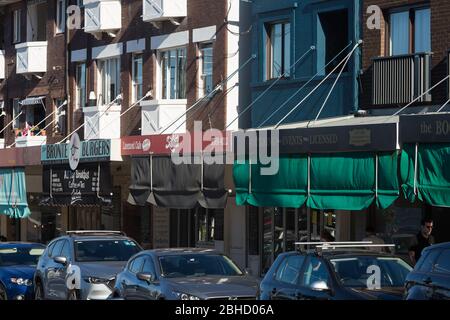 Sydney, Australia. Sabato 25 Aprile 2020. Cafe´s e ristoranti sulla spiaggia di Bronte, nei sobborghi orientali di Sydney. Credit Paul Lovelace/Alamy Live News Foto Stock