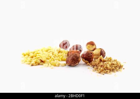 Un mucchio di mandorle tritate e nocciole intere isolate su sfondo bianco. Foto Stock