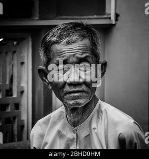 Ritratto bianco e nero di vecchio vietnamita increspato che guarda la macchina fotografica, SA Bec, Vietnam, Asia Foto Stock