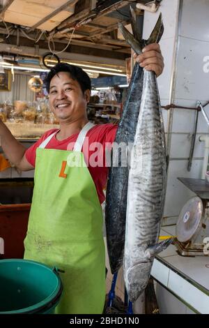 Bangkok, Thailandia - 3 marzo 2020: Un pescivendolo che presenta la sua merce in un mercato a Bangkok, Thailandia Foto Stock