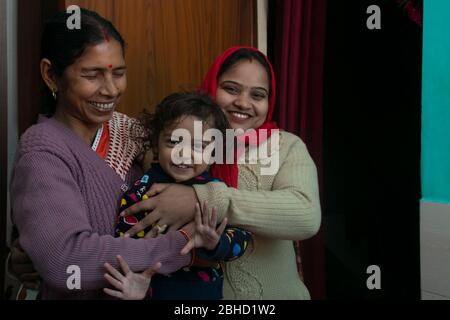 Madre indiana, nonna e figlia si abbracciano, India Foto Stock