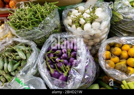 Bangkok, Thailandia - 3 marzo 2020: Un'ampia selezione di verdure in vendita in un mercato di Bangkok, Thailandia Foto Stock