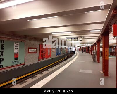 Una stazione della U-Bahn di Alexanderplatz, di solito una delle più trafficate di Berlino, durante il blocco dovuto alla pandemia di Coronavirus, 2020 aprile, Berlino, Germania Foto Stock