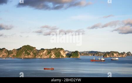 Navi che si avvicinano al porto di Halong Bay in Vietnam Asia. Foto Stock