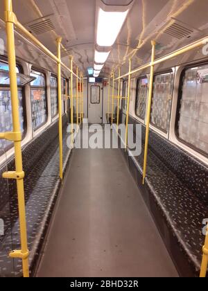 Un trasporto di U-Bahn abbandonato durante il blocco dovuto alla pandemia di Coronavirus, aprile 2020, Berlino, Germania Foto Stock