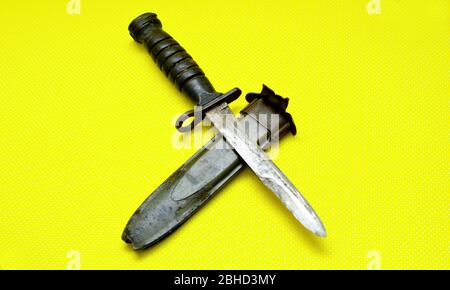 vecchia baionetta su sfondo bianco isolato. Foto Stock