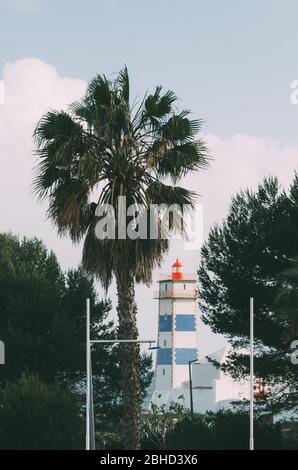 Vista prospettica del faro di Santa Marta o del faro di Santa Maria di San Martha a Cascais, costa atlantica, Portogallo Foto Stock