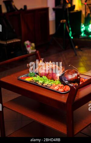 alla celebrazione vengono serviti giovani maialino arrosto. Foto Stock