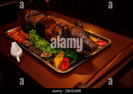 alla celebrazione vengono serviti giovani maialino arrosto. Foto Stock