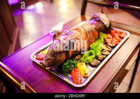 alla celebrazione vengono serviti giovani maialino arrosto. Foto Stock