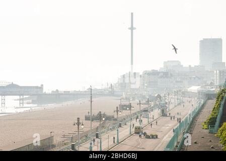 Brighton UK, 23 aprile 2020: Madeira Drive, sul lungomare di Brighton, è la prima strada del Regno Unito ad essere chiusa per rendere più spazio per i ciclisti Foto Stock