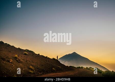 Wanderlust e viaggiare stile di vita persone con l'uomo in piedi Godetevi l'avventura ed esplorate la bellezza del mondo - Monte vulcan el teide tenerife in b Foto Stock