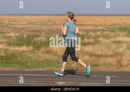 Southport, Merseyside, Regno Unito. 25 Aprile 2020. Southport, Merseyside, Regno Unito. 25 Aprile 2020. Nel resort, come residenti locali, fate esercizio leggero sul sentiero costiero Ribble Esturary RSPB Reserve. Un sondaggio locale ha suggerito che recentemente sono state contate sulla spiaggia fino a 720 persone nel corso di un giorno. Credit: MediaWorldImages/AlamyLive News. Foto Stock