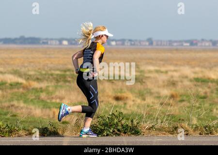 Southport, Merseyside, Regno Unito. 25 Aprile 2020. Southport, Merseyside, Regno Unito. 25 Aprile 2020. Nel resort, come residenti locali, fate esercizio leggero sul sentiero costiero Ribble Esturary RSPB Reserve. Un sondaggio locale ha suggerito che recentemente sono state contate sulla spiaggia fino a 720 persone nel corso di un giorno. Credit: MediaWorldImages/AlamyLive News. Foto Stock