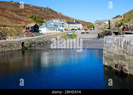 Il porto di Mullion Cove, vicino a Mullion, Cornwall, Inghilterra, Regno Unito. Foto Stock